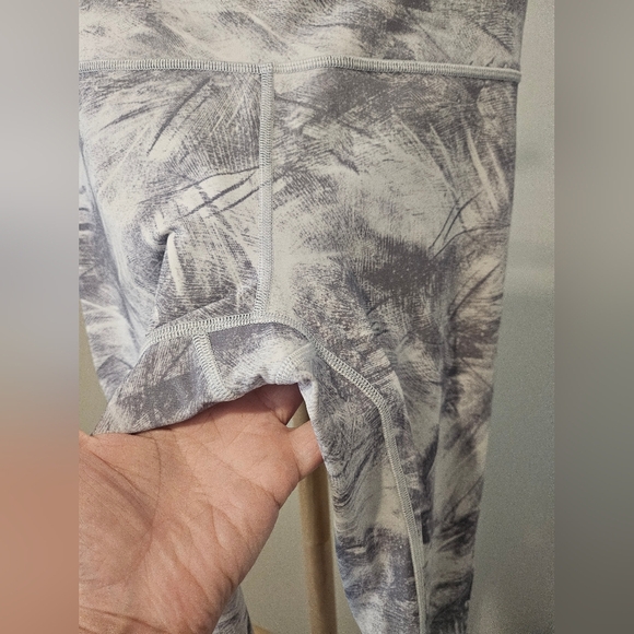 Lululemon Wunder Under High Rise Crop, Size 8 - Picture 5 of 5